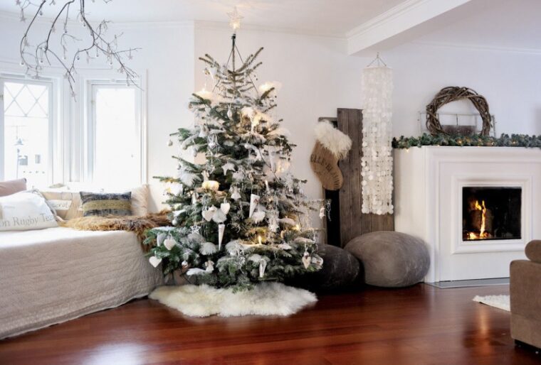 minimalist-living-room_living-room-christmas-decor_elegant-christmas-tree_white-wall-color_shiny-wooden-floor_christmas-stockings-805x544