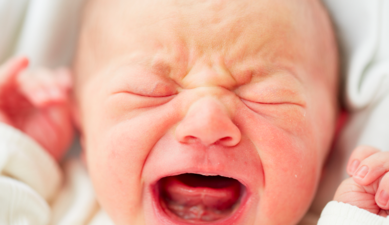 Kinderarts laat zien hoe je binnen 1 een laat stoppen huilen - Damespraatjes
