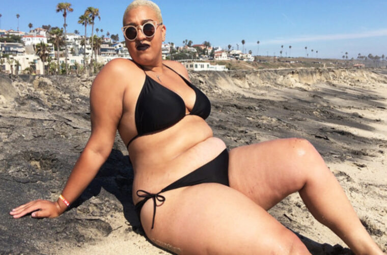 vrouw-voor-het-eerst-in-bikini-naar-het-strand