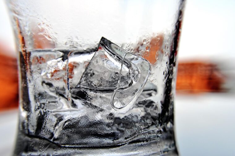 Ice_cubes_in_a_glass