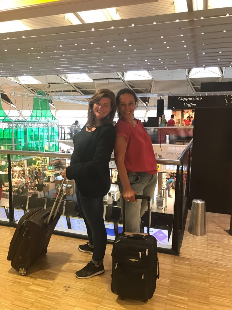 Sandra en Karin op Schiphol