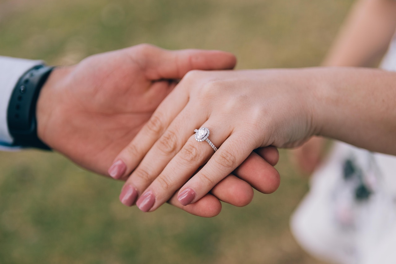 vezel Gemaakt om te onthouden patroon Om welke vinger en aan welke hand draag je een verlovingsring?