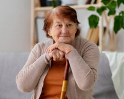 Mijn zoon wil niet mantelzorgen en laat mijn dochter alles doen