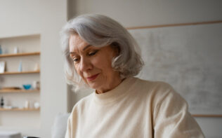 Hij wil zelfs naar de verjaardag van zijn oudtante