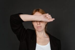 Hij blijft uren hangen nadat iedereen al naar huis is