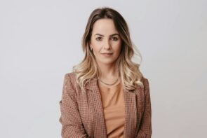 Social media is zijn enige nieuwsbron en daar knap ik zo op af