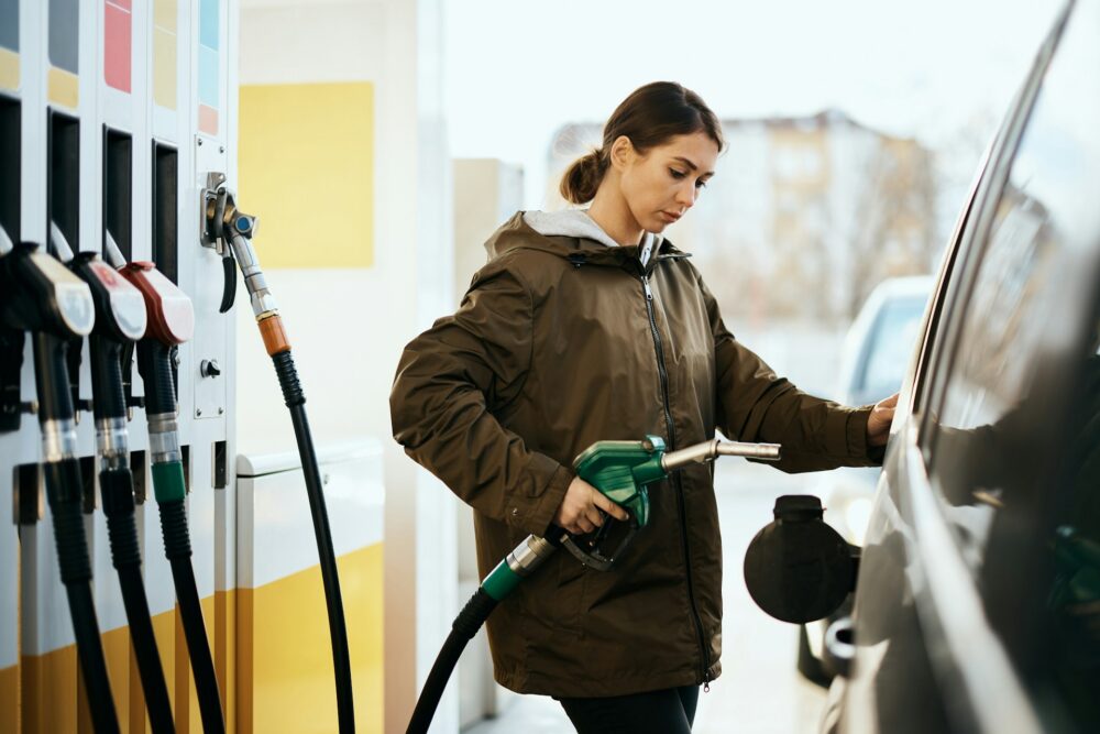 In het buitenland tanken? Tot deze reisafstand loont dat!
