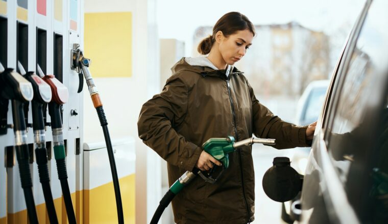 In het buitenland tanken? Tot deze reisafstand loont dat!