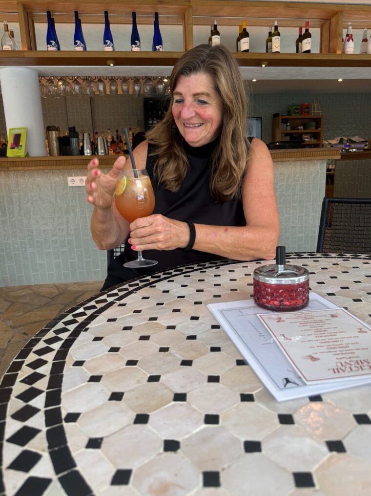 Sandra aan de poolbar van Parco Ibiza