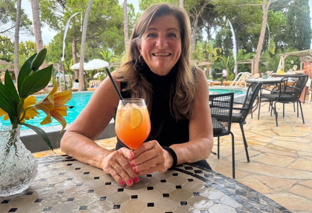 Sandra bij de poolbar van Parco Ibiza