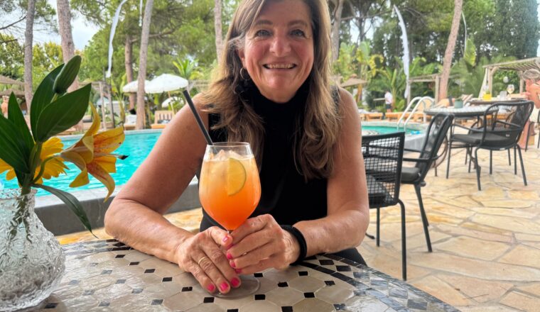 Sandra bij de poolbar van Parco Ibiza