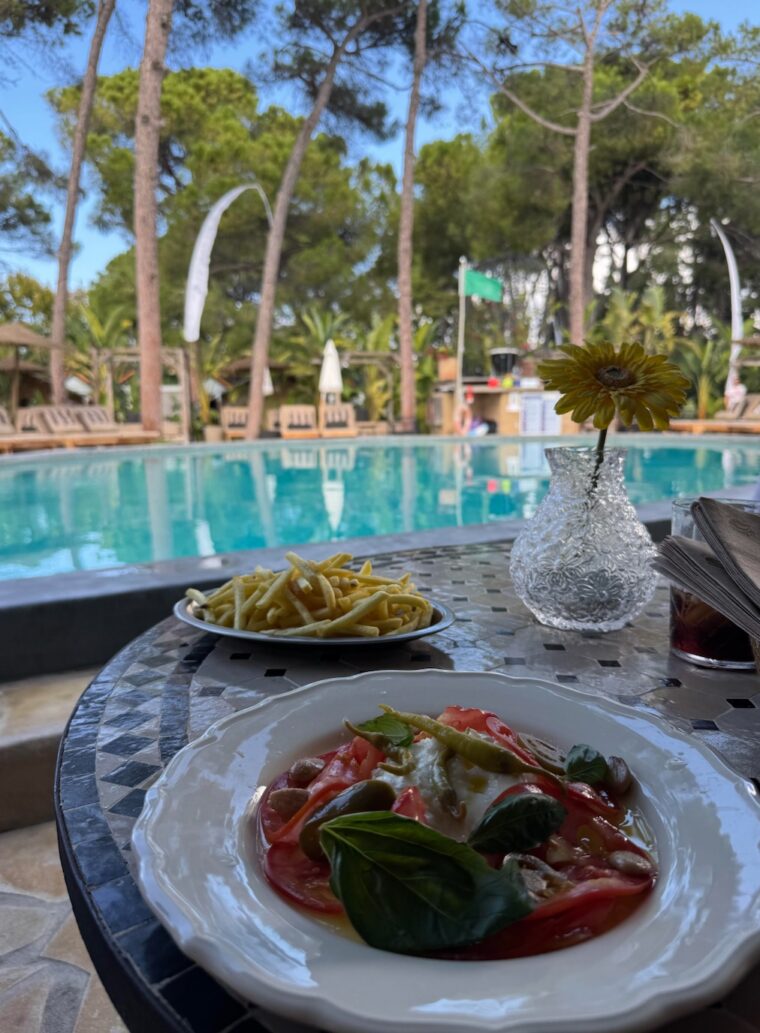lunch bij het zwembad op Parco Ibiza